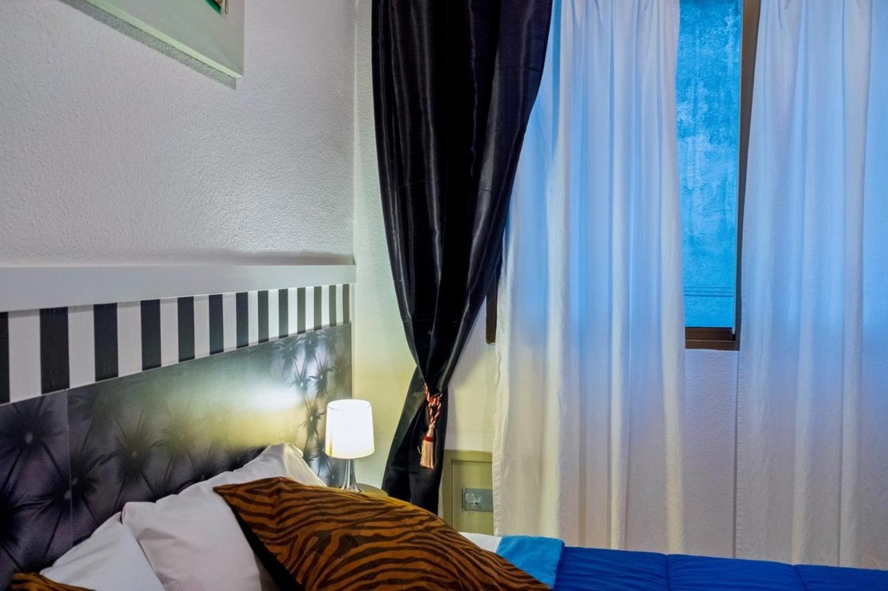 La Reina De Gran Via - Parking Tph Bed & Breakfast Мадрид Екстериор снимка